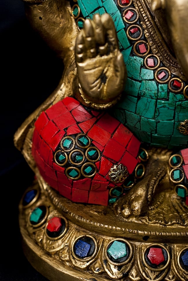 【一点もの】緑青石装飾のガネーシャ[高さ：20.5cm] 5 - 石が埋め込まれており、美しい仕上がりです。