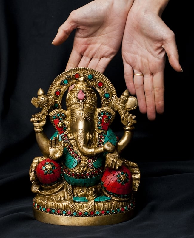 【一点もの】緑青石装飾のガネーシャ[高さ：22cm] 10 - 比較の対象に手を添えてみました。存在感のあるガネーシャです。