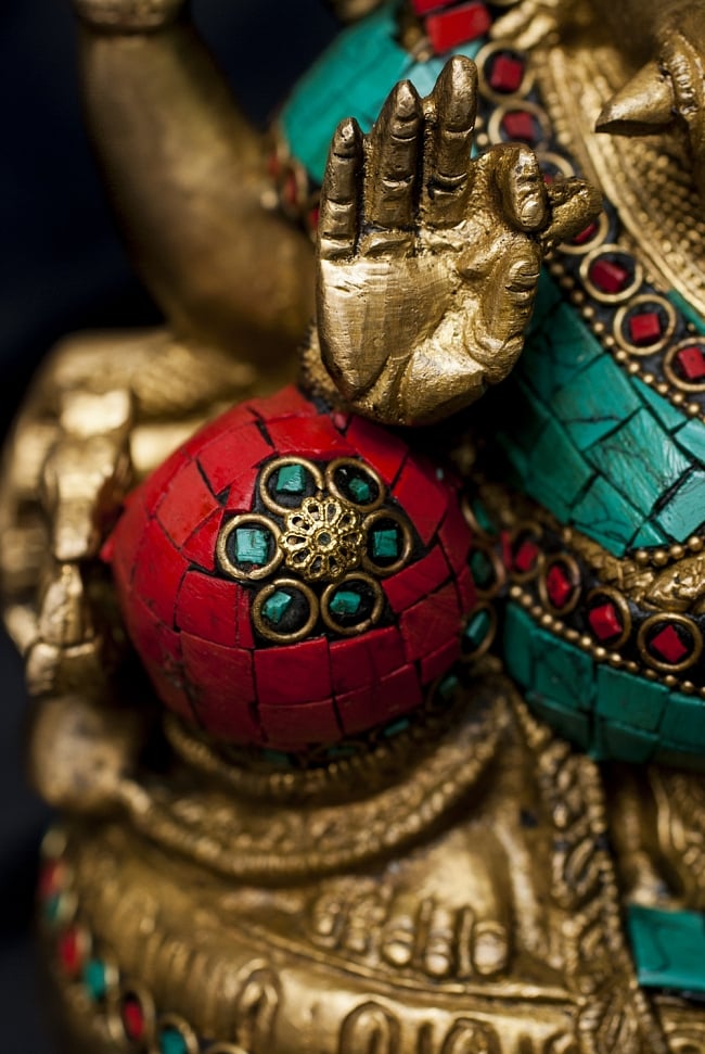 【一点もの】緑青石装飾のガネーシャ[高さ：22cm] 5 - 石が埋め込まれており、美しい仕上がりです。