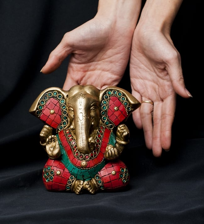 【一点もの】緑青石装飾のガネーシャ[高さ：12cm] 10 - 比較の対象に手を添えてみました。存在感のあるガネーシャです。