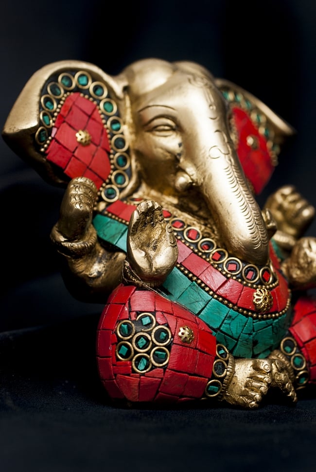 【一点もの】緑青石装飾のガネーシャ[高さ：12cm] 4 - 少し下から見てみました。遠くを見透かすような眼差しです