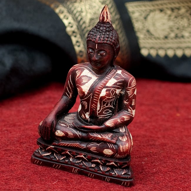 手彫り模様のブッダ像[3.2cm]の写真レジン　神様,ヒンドゥー教,仏教,置物,仏陀,釈迦,仏像,ゴータマ・シッダッタ,吉祥文様,マントラ