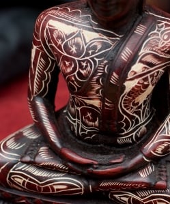 手彫り模様のブッダ像[16.3cm] - サブ5