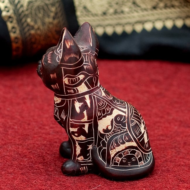 手彫り模様の座りネコ像 焦げ茶[8.9cm] 2 - 横からの写真です