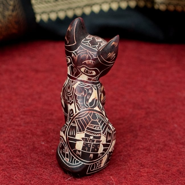 手彫り模様の座りネコ像 焦げ茶[8.9cm] 3 - 後ろからの写真です