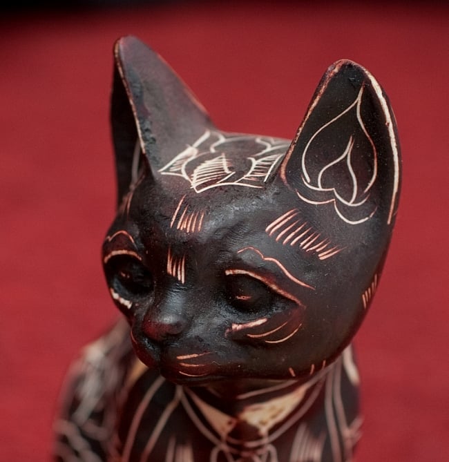 手彫り模様の座りネコ像 焦げ茶[8.9cm] の通販 - TIRAKITA.COM