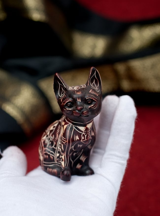 手彫り模様の座りネコ像 焦げ茶[8.9cm] の通販 - TIRAKITA.COM
