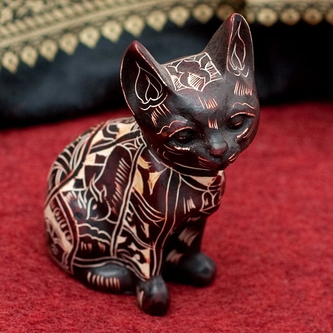 手彫り模様の座りネコ像 焦げ茶[8.9cm]の写真1枚目です。正面から撮影しましたレジン　神様,ヒンドゥー教,仏教,置物,猫,キャット,エスニック,動物,吉祥文様,マントラ