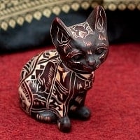 手彫り模様の座りネコ像 焦げ茶[8.9cm]の商品写真