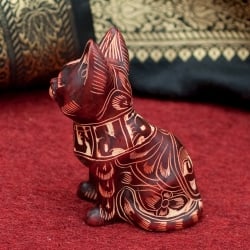 手彫り模様の座りネコ像 赤茶[9.2cm] - サブ2