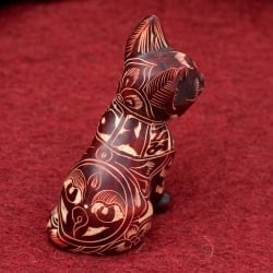 手彫り模様の座りネコ像 赤茶[9.2cm] - サブ3