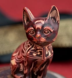 手彫り模様の座りネコ像 赤茶[9.2cm] - サブ4