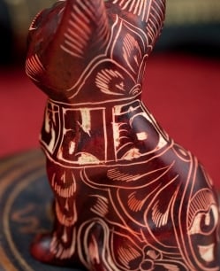 手彫り模様の座りネコ像 赤茶[9.2cm] - サブ5