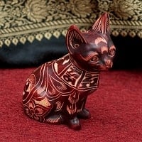 手彫り模様の座りネコ像 赤茶[9.2cm]