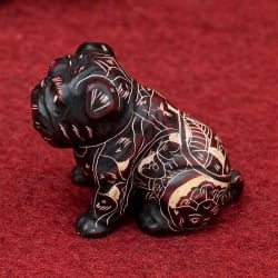 手彫り模様の座りパグ像 赤茶[5.5cm] - サブ2