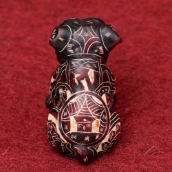 手彫り模様の座りパグ像 赤茶[5.5cm] - サブ3
