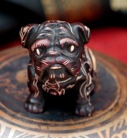 手彫り模様の座りパグ像 赤茶[5.5cm] - サブ4