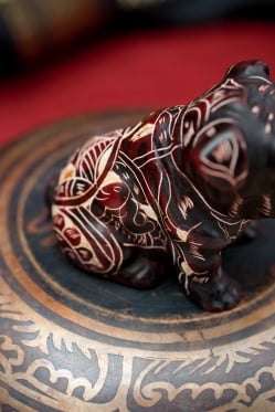 手彫り模様の座りパグ像 赤茶[5.5cm] - サブ5