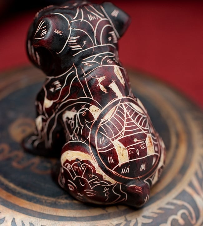 手彫り模様の座りパグ像 赤茶[5.5cm] 6 - 別の角度からの写真です