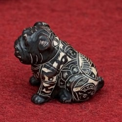 手彫り模様の座りパグ像 ブラック[5.5cm] - サブ2