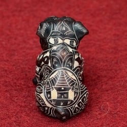 手彫り模様の座りパグ像 ブラック[5.5cm] - サブ3