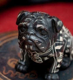 手彫り模様の座りパグ像 ブラック[5.5cm] - サブ4