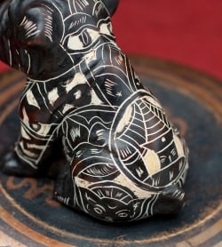 手彫り模様の座りパグ像 ブラック[5.5cm] - サブ5