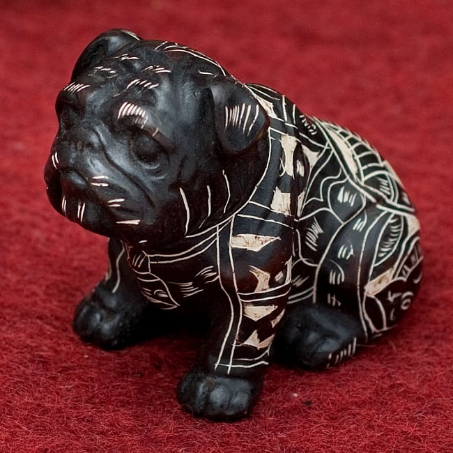 手彫り模様の座りパグ像 ブラック[5.5cm]の写真レジン　神様,ヒンドゥー教,置物,犬,パグ,ブルドッグ,エスニック,動物,吉祥文様,マントラ