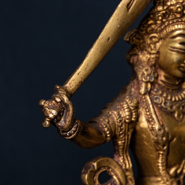 マンジュシュリー - 文殊師利菩薩 - 15cm 6 - 智慧を象徴する利剣（宝剣）を持っています。