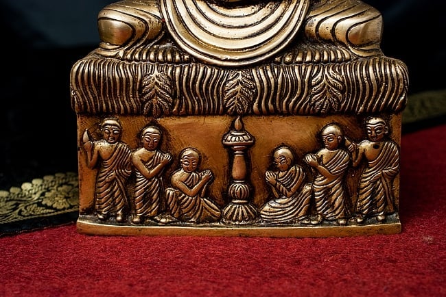 釈迦苦行像 - 32cm 6 - 台座には火の燭台を挟んで3人ずつの仏僧が表現されています。