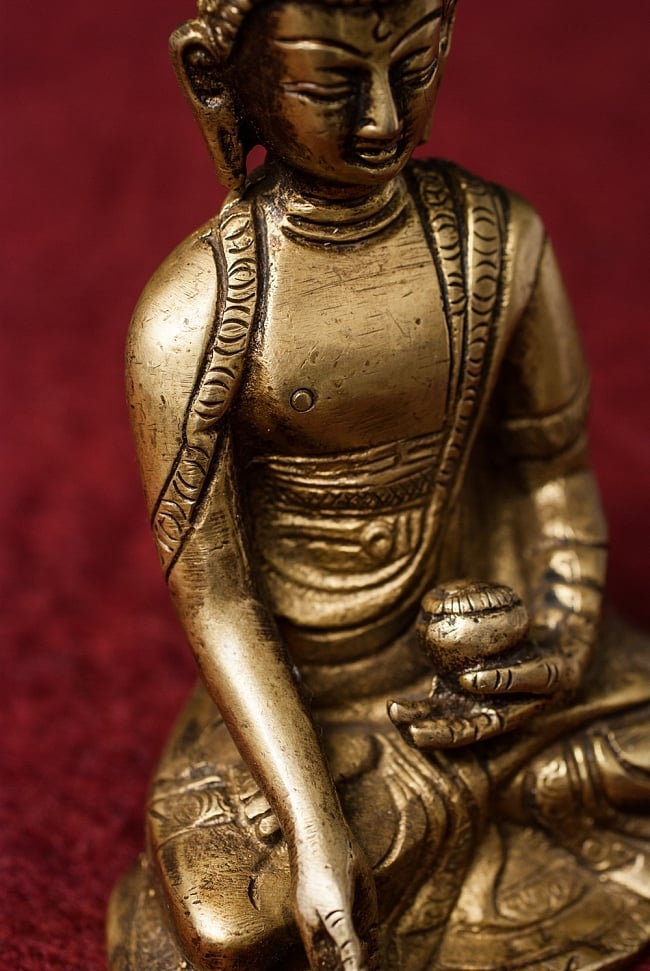 仏陀 - 12cm 4 - 肩口から腕にかけて、滑らかな表現がなされています。