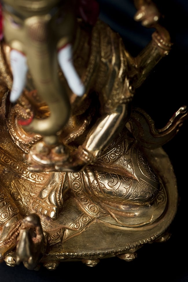 大聖歓喜天（ガネーシャ） 銅造鍍金仕上げ - 20cm 8 - 膝にも丁寧に彫り込みが行われています。