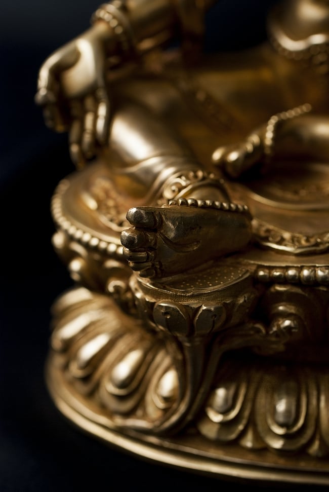 多羅菩薩（ターラー） 銅造鍍金仕上げ - 23cm 11 - 足は今にも救済に駆けつけんとする躍動感が表現されています。