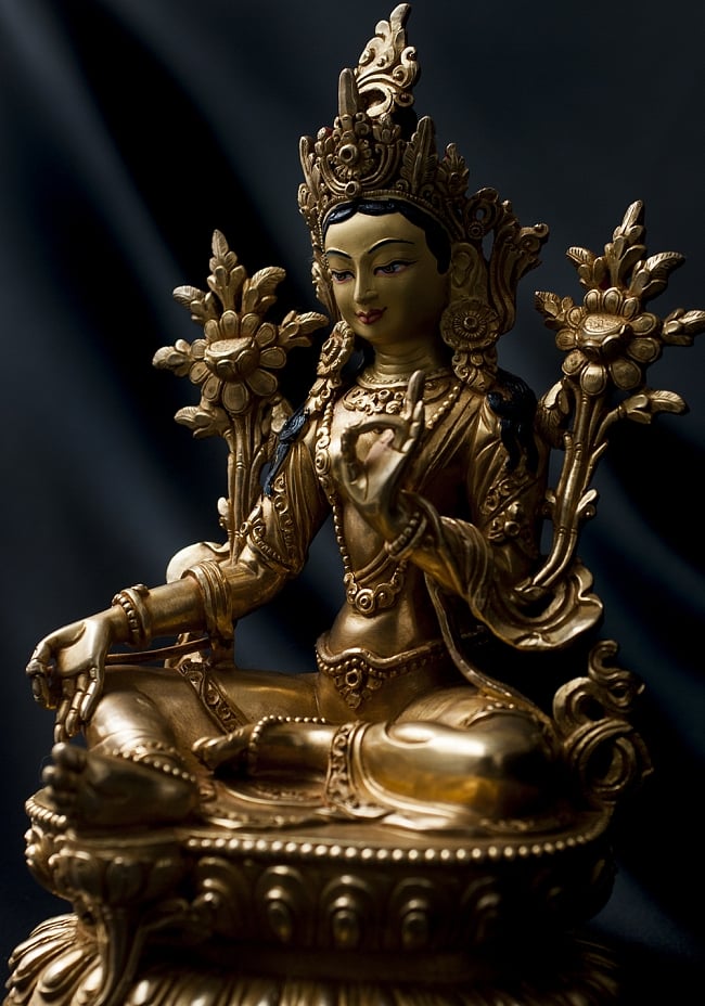 多羅菩薩（ターラー） 銅造鍍金仕上げ - 23cm 3 - 見る角度により異なった陰影を生じる美しい像です。