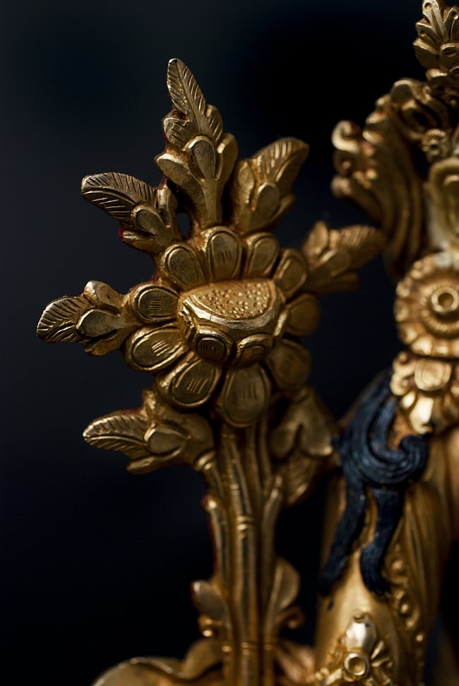 多羅菩薩（ターラー） 銅造鍍金仕上げ - 23cm 7 - 両側に花があります。