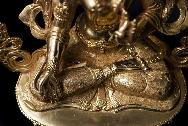 白多羅菩薩（ホワイト・ターラー） 銅造鍍金仕上げ - 21.5cm 10 - 膝もとｗみてみました。両足のにも眼が描かれているのがわかります。