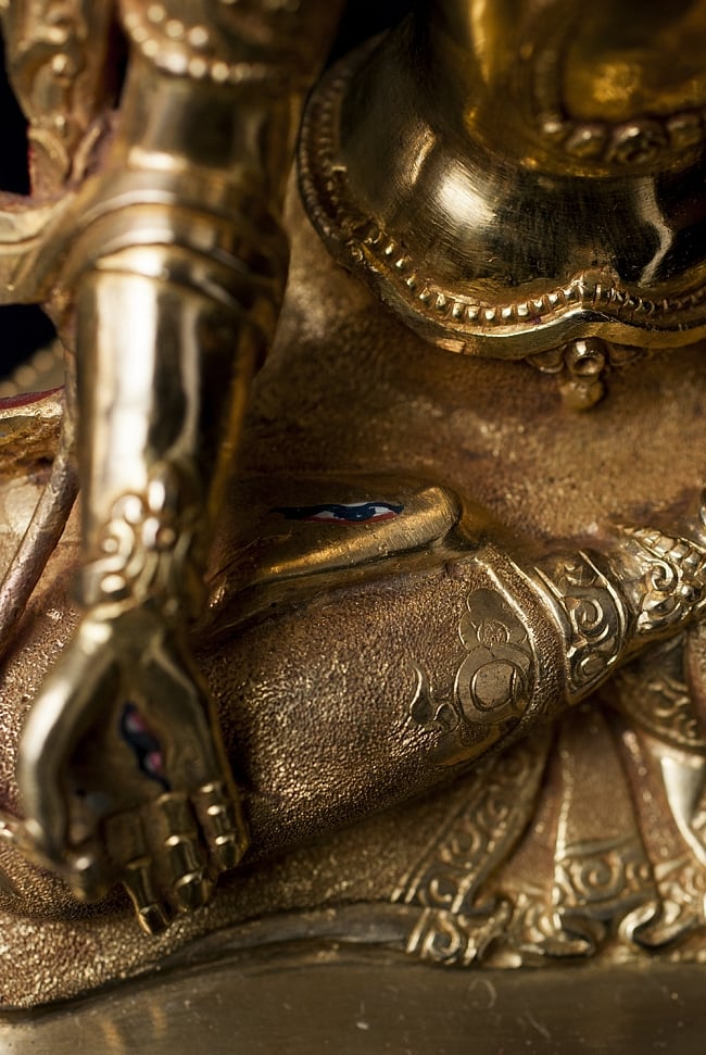 白多羅菩薩（ホワイト・ターラー） 銅造鍍金仕上げ - 21.5cm 11 - 白多羅菩薩は7つの眼でもって衆生の苦しみを見逃さない慈愛のある菩薩です。