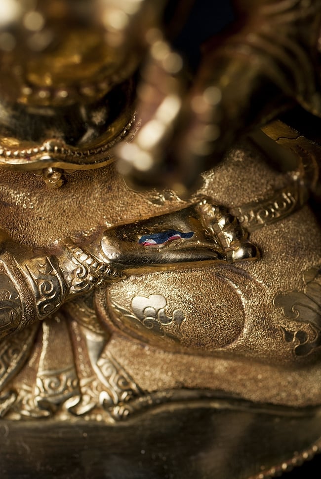 白多羅菩薩（ホワイト・ターラー） 銅造鍍金仕上げ - 21.5cm 12 - 豊かなふくらはぎの膨らみを御覧ください。