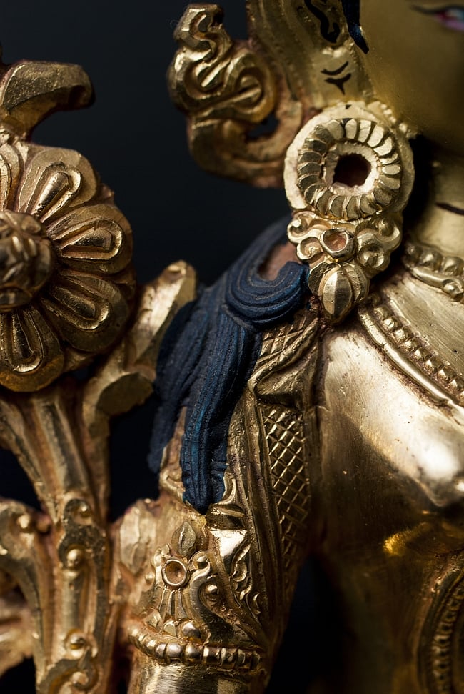 白多羅菩薩（ホワイト・ターラー） 銅造鍍金仕上げ - 21.5cm 15 - 肩口の様子です。