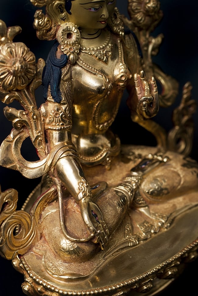白多羅菩薩（ホワイト・ターラー） 銅造鍍金仕上げ - 21.5cm 16 - ほっそりと滑らかな腕のラインに女性性が現れていますね。