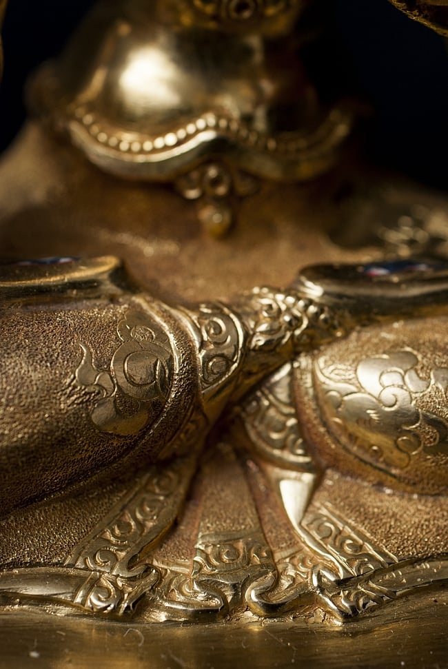 白多羅菩薩（ホワイト・ターラー） 銅造鍍金仕上げ - 21.5cm 18 - 細かな襞の造形もきれいに彫り込まれていますね。