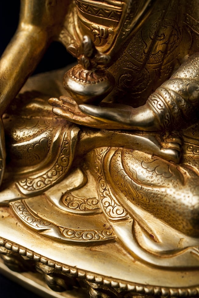 薬師如来（バイシャジヤ・グル） 銅造鍍金仕上げ - 21.5cm 13 - 衣が台座に広がる美しい襞の様子を御覧ください。