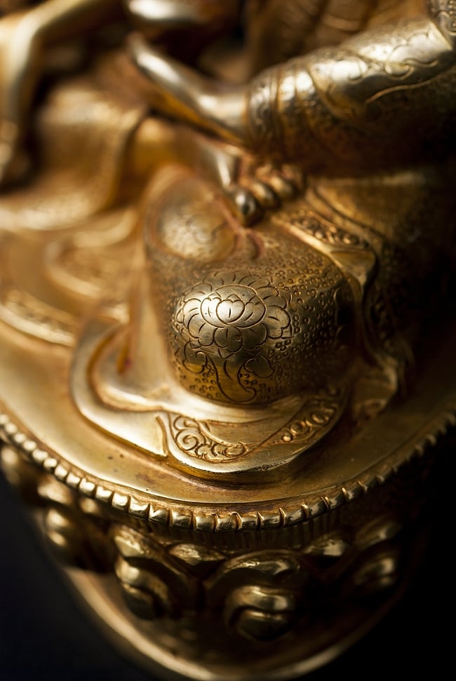 薬師如来（バイシャジヤ・グル） 銅造鍍金仕上げ - 21.5cm 14 - 膝下にも細かな彫り込みがなされています。