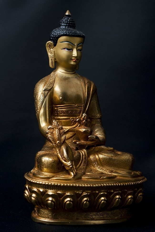 薬師如来（バイシャジヤ・グル） 銅造鍍金仕上げ - 21.5cm 3 - 見る角度により異なった陰影を生じる美しい像です。