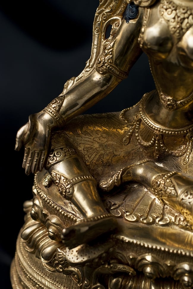 多羅菩薩（ターラー） 銅造鍍金仕上げ - 33cm 11 - 右足は、すぐにでも衆生を救いに駆けつけられるよう動的な表現が与えられています。