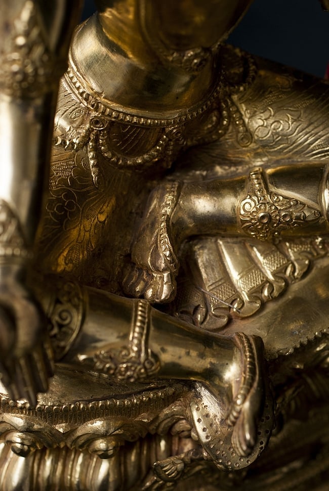多羅菩薩（ターラー） 銅造鍍金仕上げ - 33cm 13 - 足元の衣の表現も美しいです。