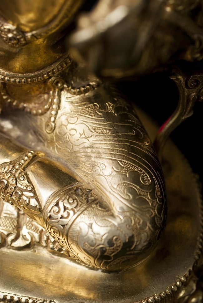 多羅菩薩（ターラー） 銅造鍍金仕上げ - 33cm 17 - 膝の細かな彫り込みをみてみました。