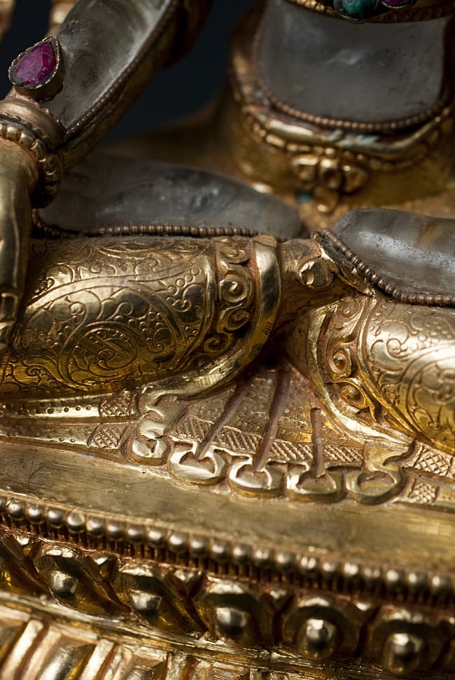 水晶多羅菩薩（クリスタル・ターラー） 銅造鍍金水晶彫琢仕上げ - 24cm 12 - 台座と衣が織りなす襞の表現も美しいですね。