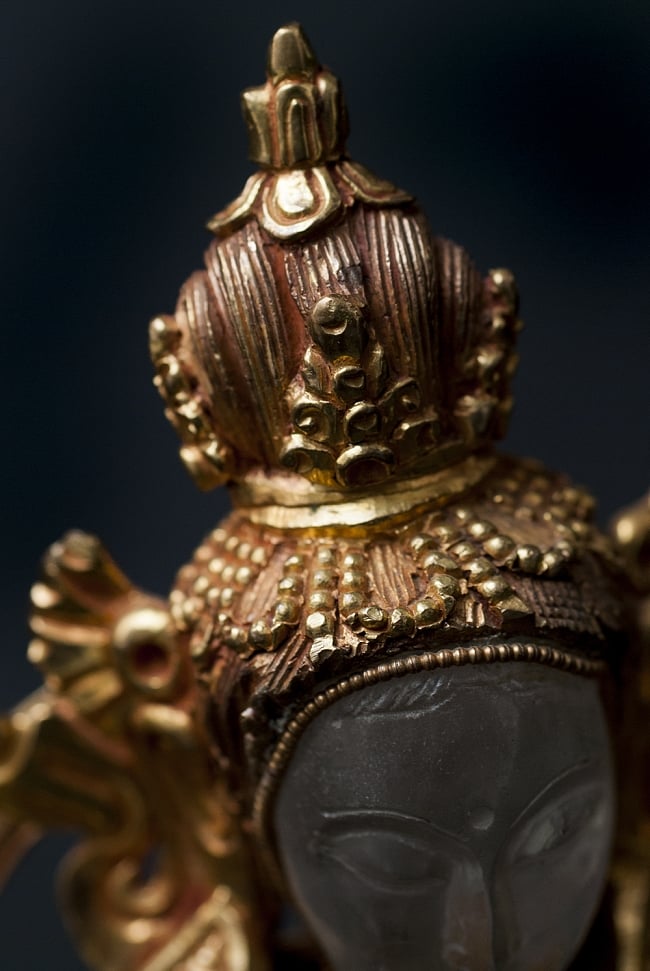 水晶多羅菩薩（クリスタル・ターラー） 銅造鍍金水晶彫琢仕上げ - 24cm 5 - 宝冠を身につけています。