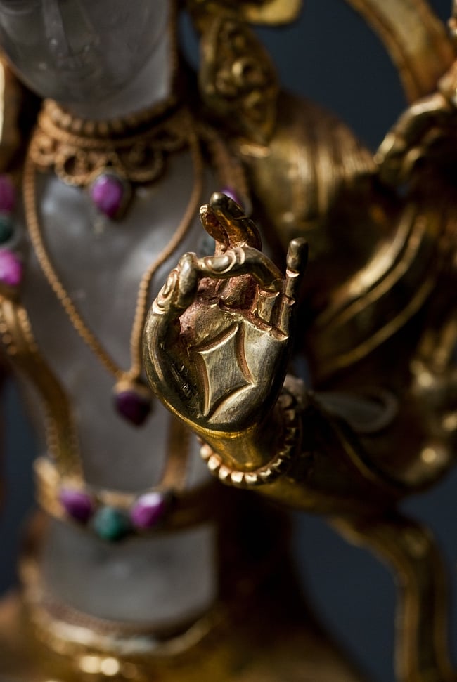 水晶多羅菩薩（クリスタル・ターラー） 銅造鍍金水晶彫琢仕上げ - 24cm 7 - 左手の様子です。